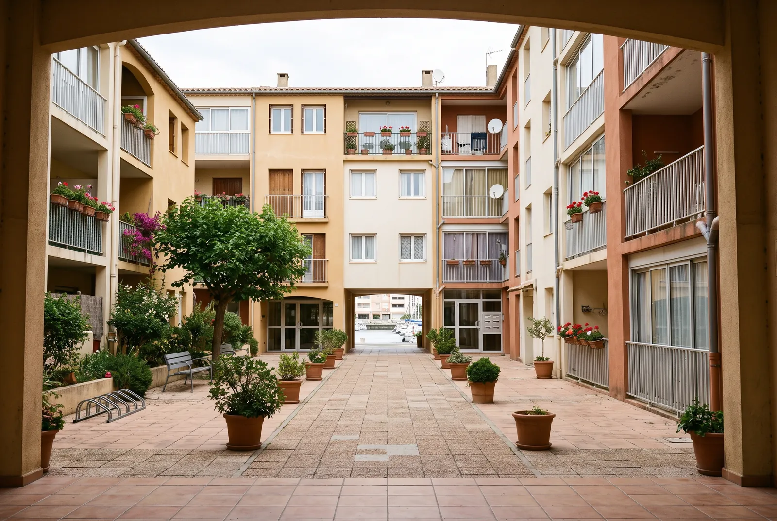 Cour intérieure d'un immeuble à Palavas